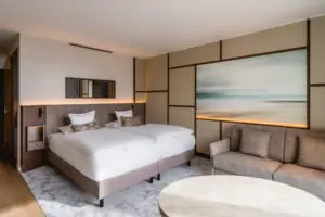 Ein Zimmer mit einem Bett und einem Stuhl.