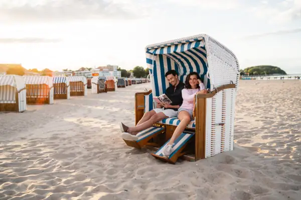 Ein Mann und eine Frau sitzen in einem Strandkorb.