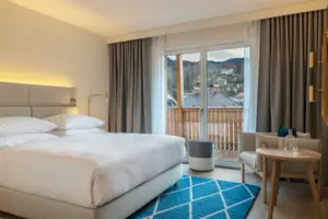 Hotelzimmer mit Bett und Stuhl