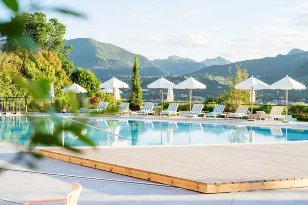 Ein Pool mit Liegestühlen und Sonnenschirmen.