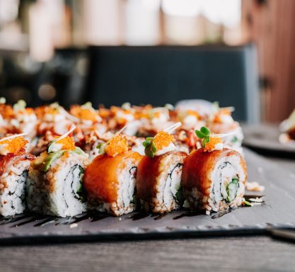 Sushi Rollen aufwendig angerichtet