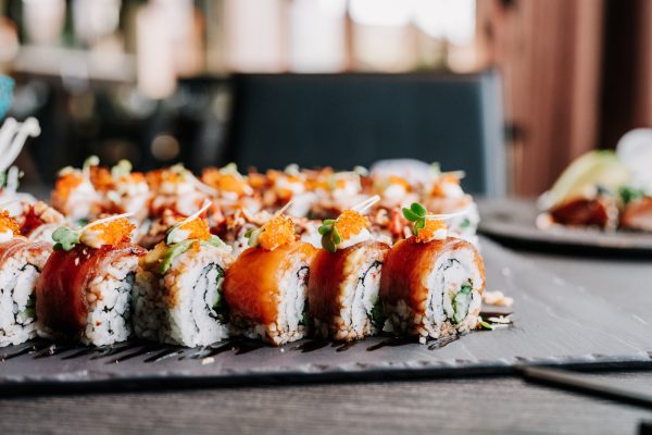 Sushi Rollen aufwendig angerichtet
